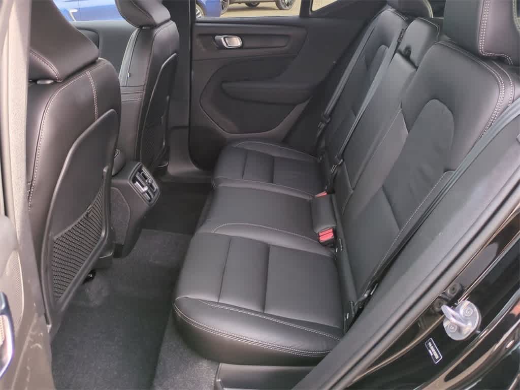 Thumbnail: 2023 Volvo XC40 - 12