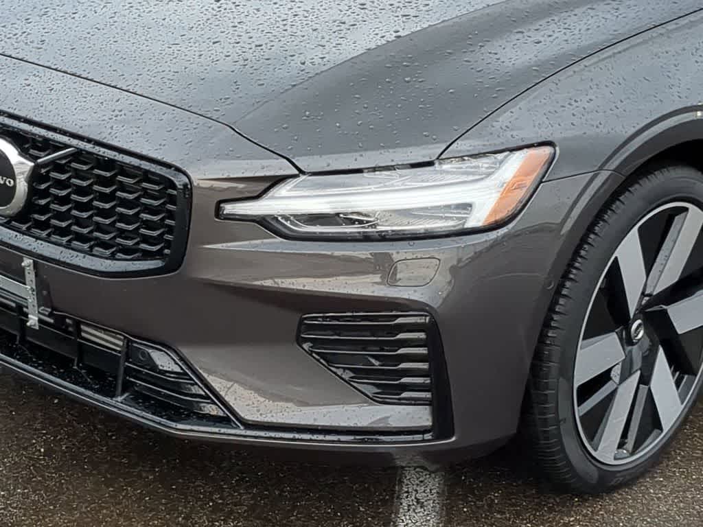 Thumbnail: 2025 Volvo S60 - 10