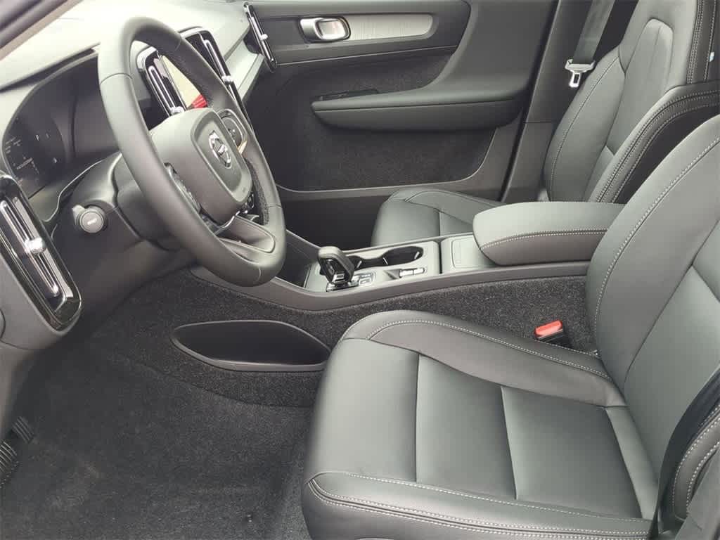 Thumbnail: 2025 Volvo XC40 - 16