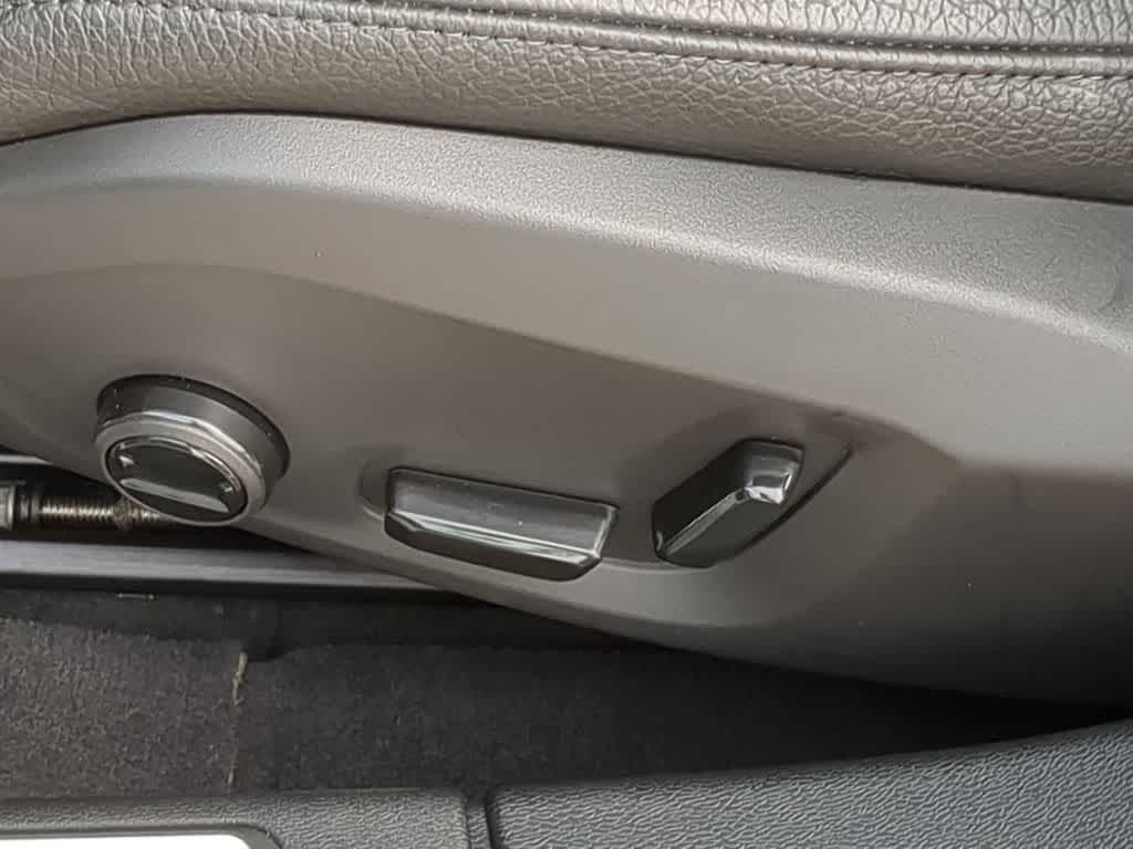 Thumbnail: 2023 Volvo S60 - 16