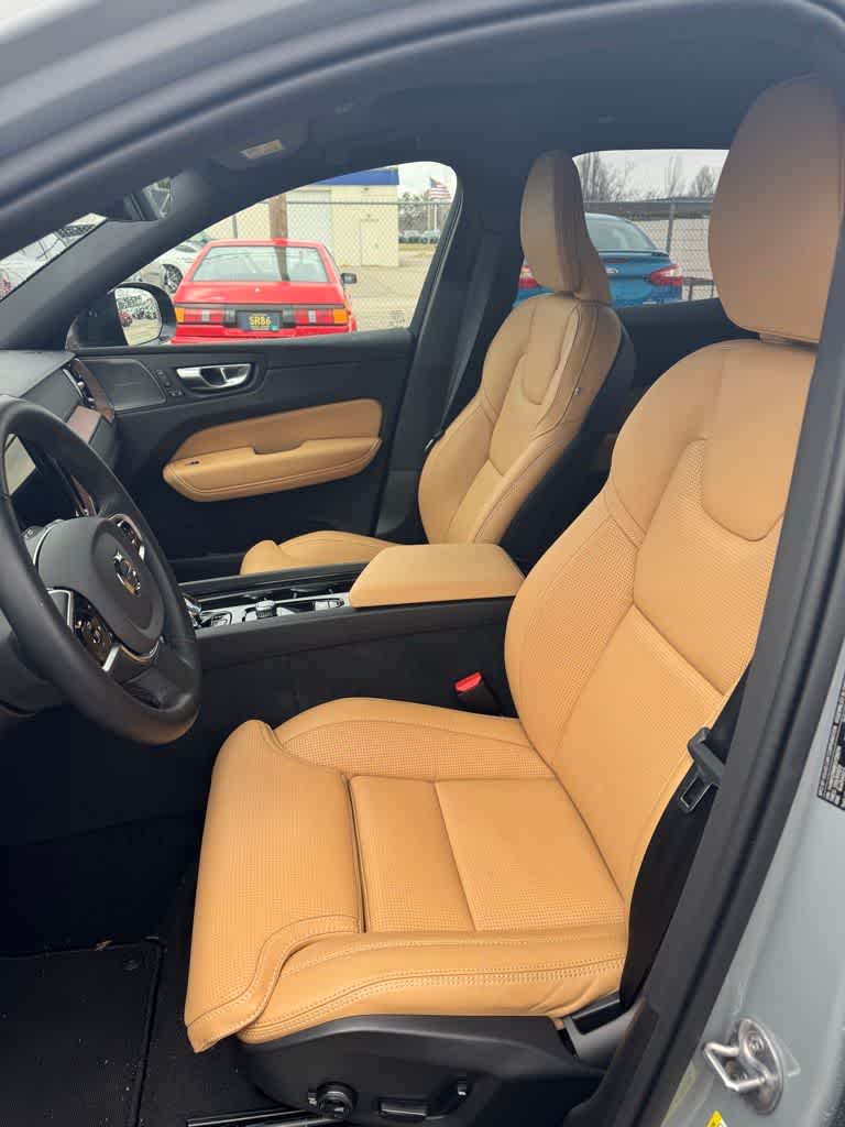 Thumbnail: 2025 Volvo XC60 - 11