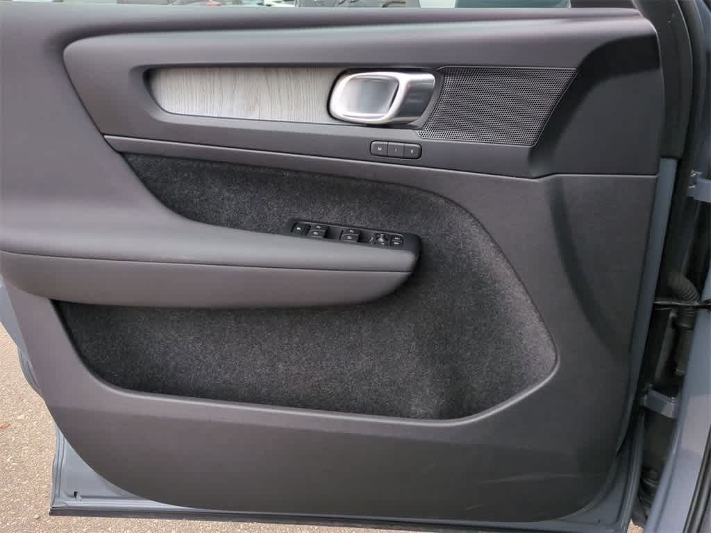 Thumbnail: 2023 Volvo XC40 - 22