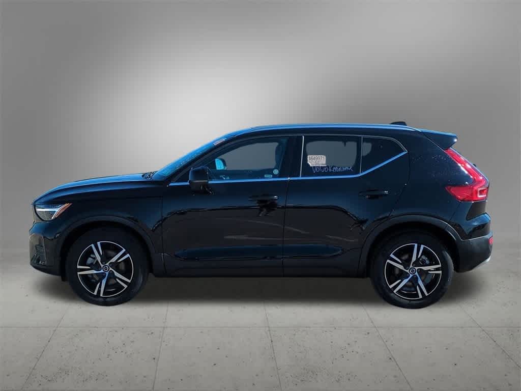 2025 Volvo XC40 Core photo 3