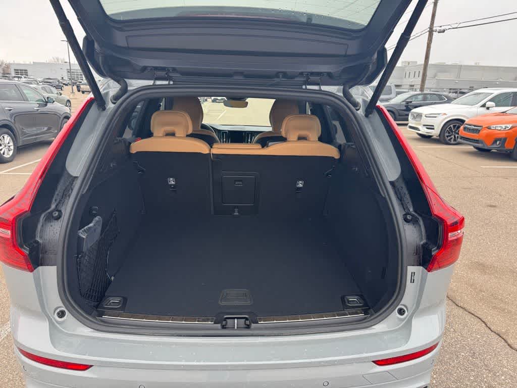 Thumbnail: 2025 Volvo XC60 - 17