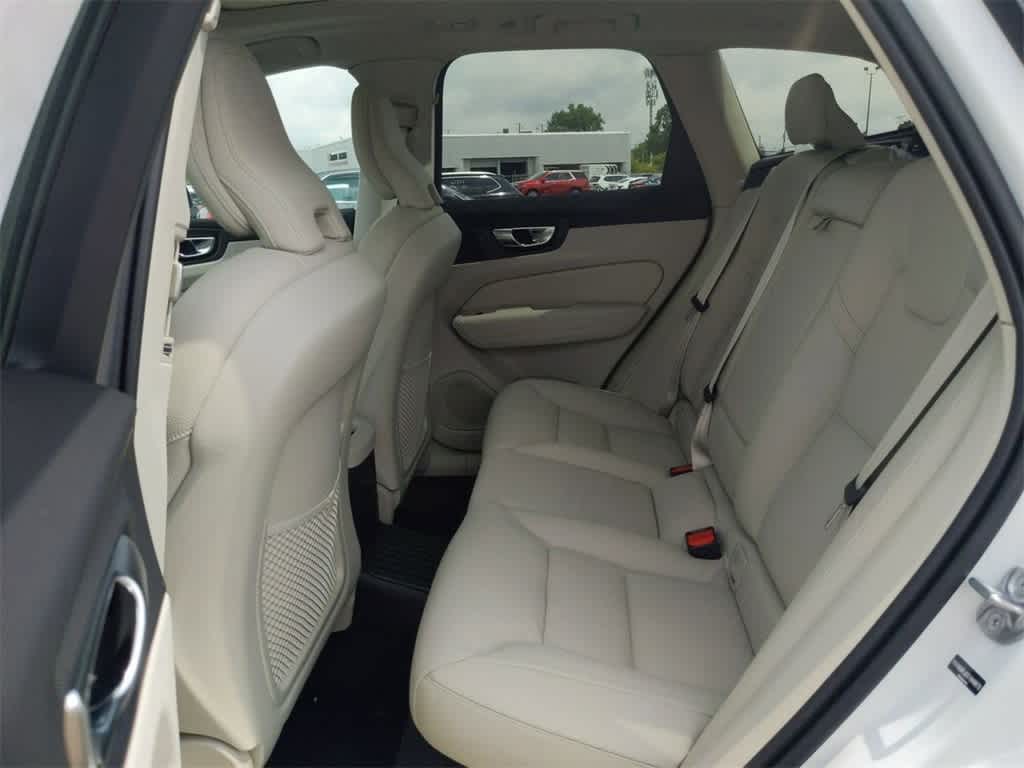 Thumbnail: 2025 Volvo XC60 - 17