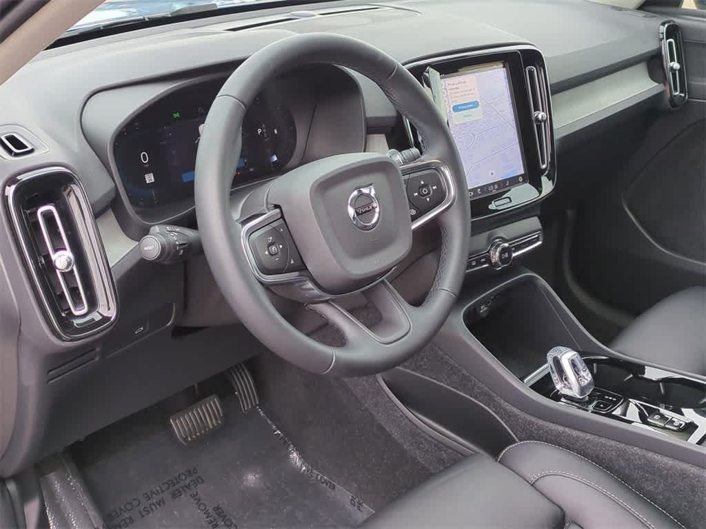 2023 Volvo XC40 AWD Plus photo 2