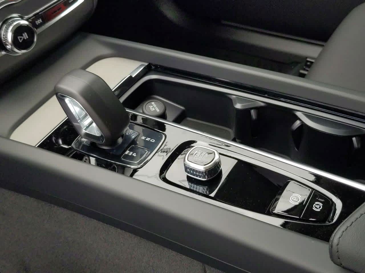 Thumbnail: 2025 Volvo XC60 - 23