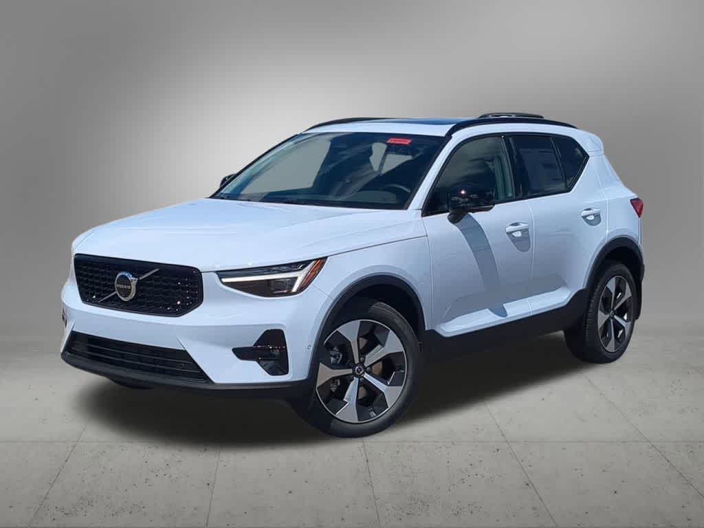 2026 Volvo XC40 B5 Plus Dark AWD's photo