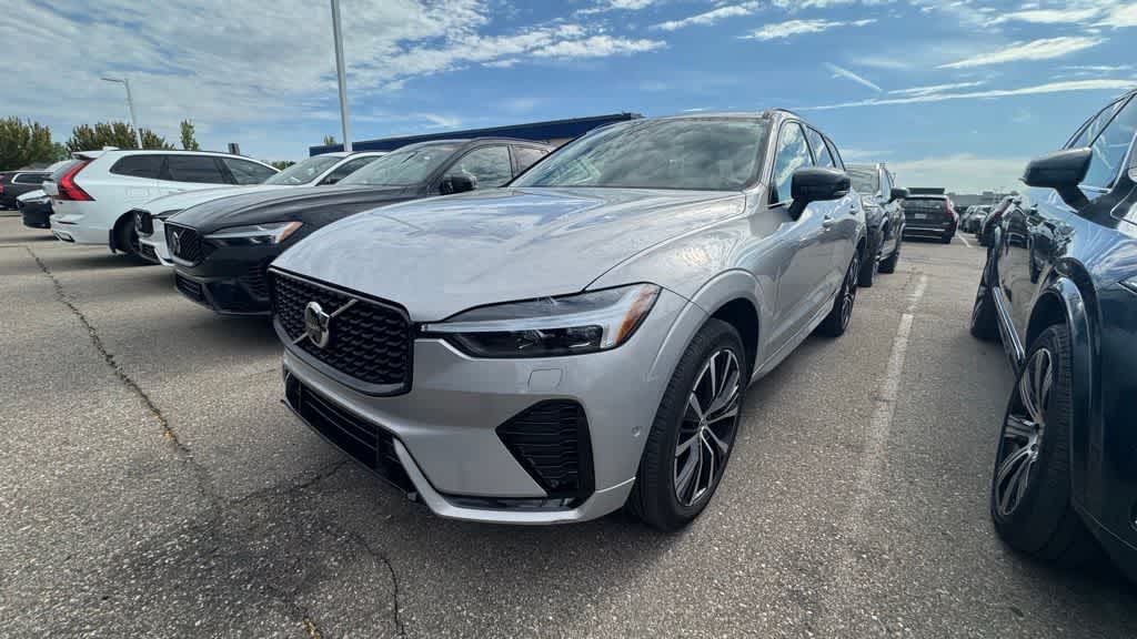 2024 Volvo XC60 B5 Plus Dark Theme AWD's photo