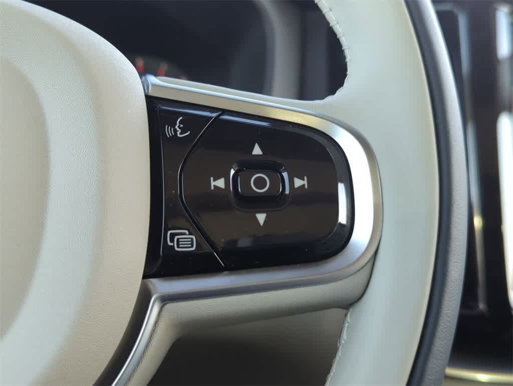 Thumbnail: 2025 Volvo XC60 - 24