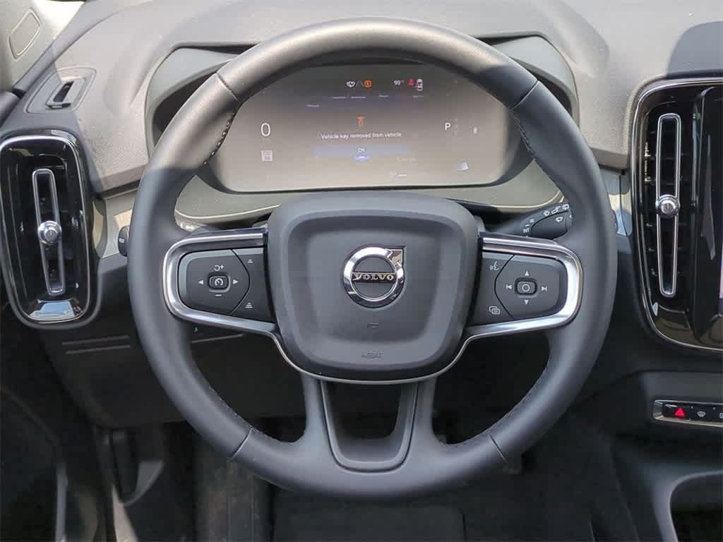 Thumbnail: 2025 Volvo XC40 - 23