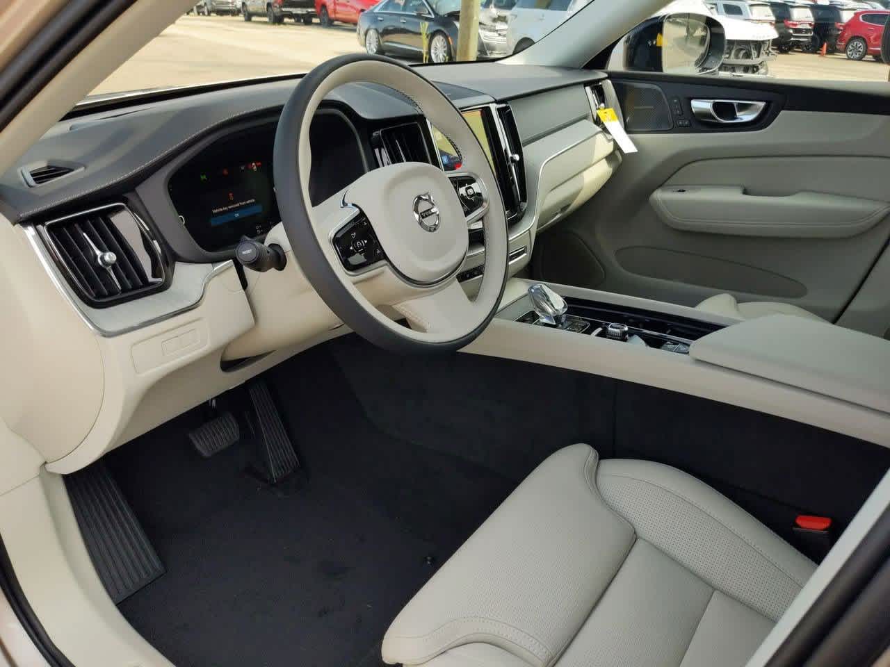 2025 Volvo XC60 Hybrid T8 photo 2