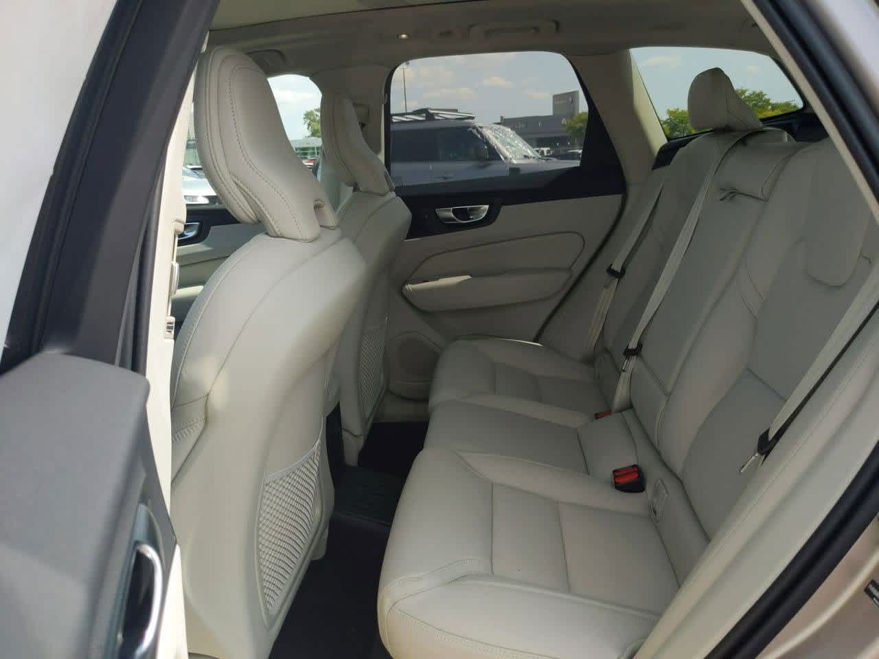 Thumbnail: 2025 Volvo XC60 - 17