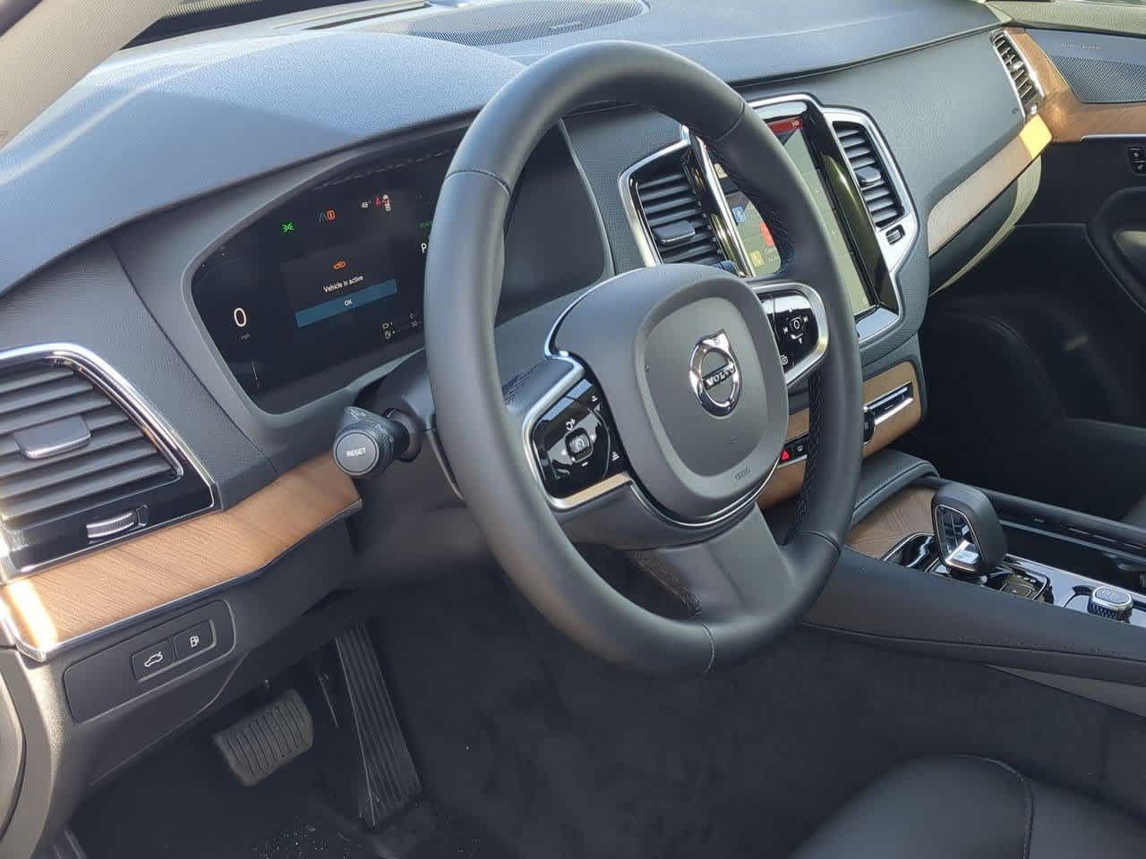 2025 Volvo XC90 T8 Plus 2