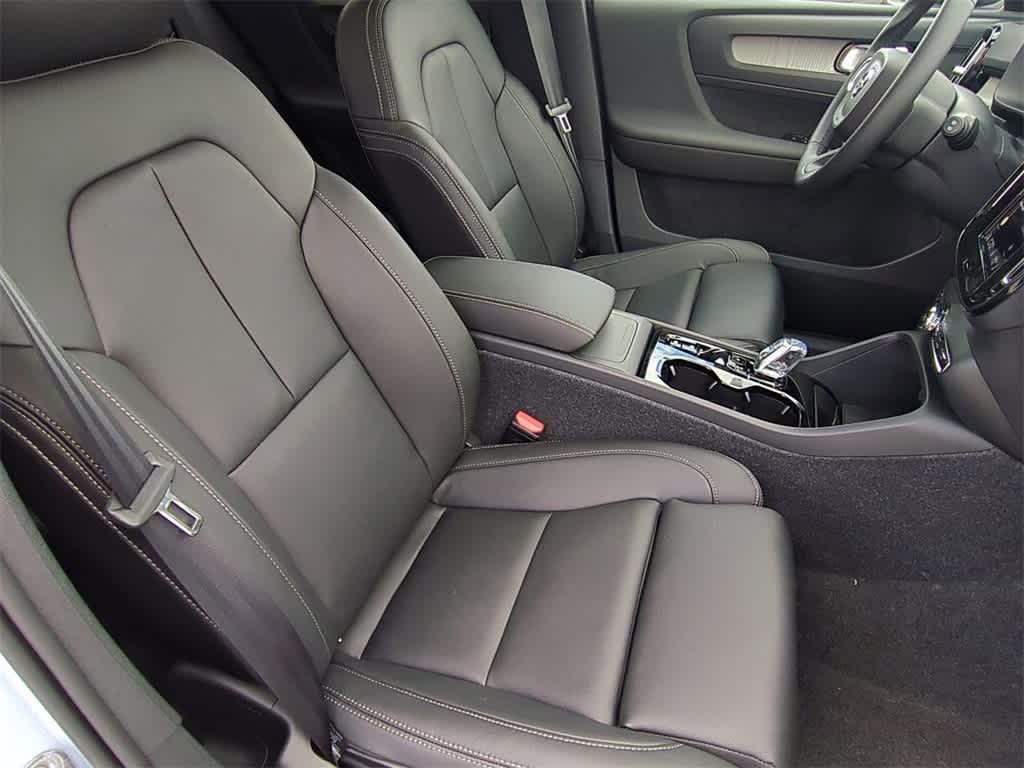 Thumbnail: 2026 Volvo XC40 - 22