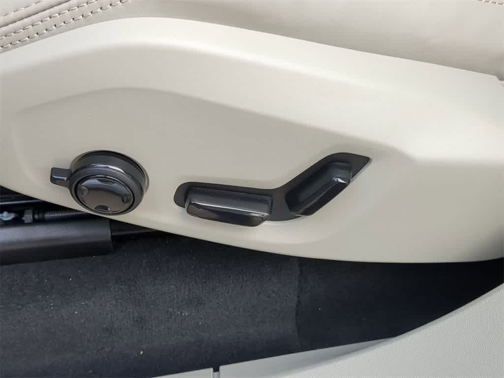 Thumbnail: 2026 Volvo XC90 - 17