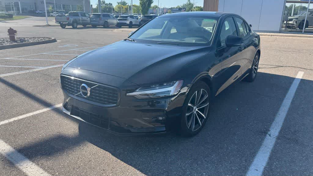 2022 Volvo S60 B5 Black Edition Momentum 4WD's photo