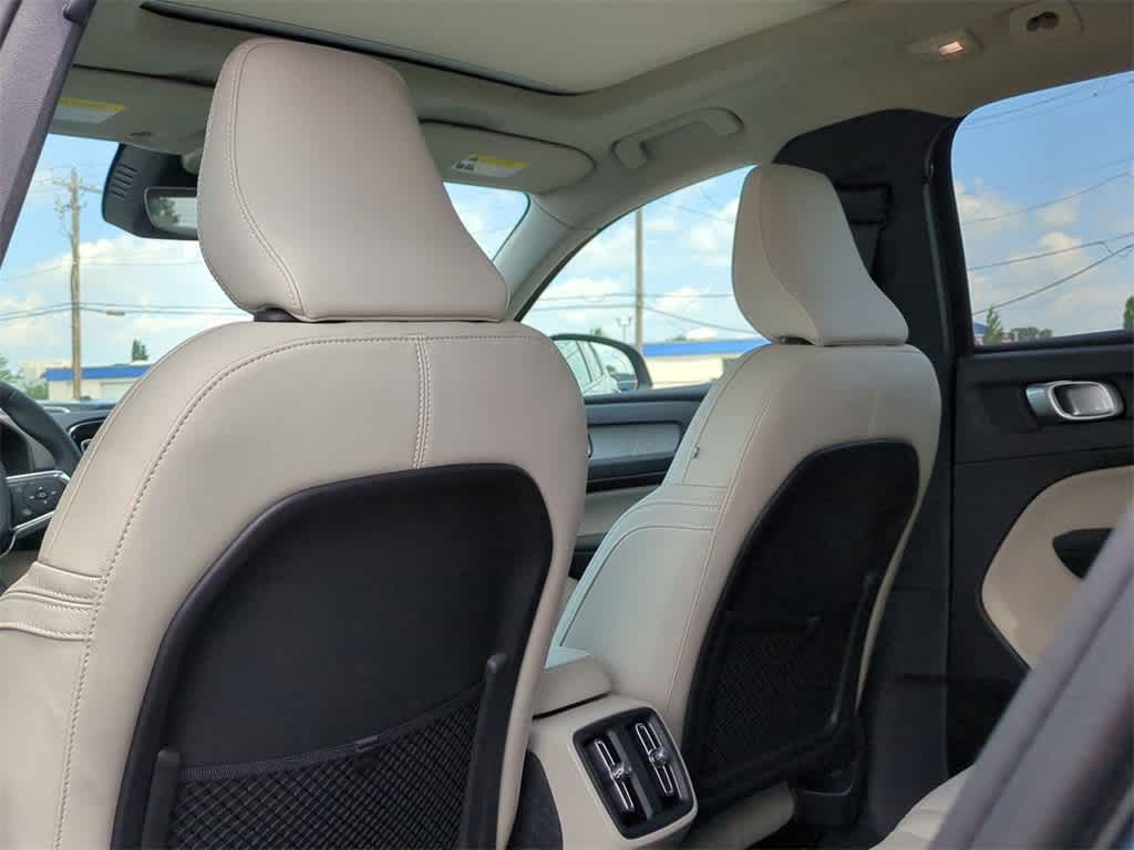 Thumbnail: 2026 Volvo XC40 - 17