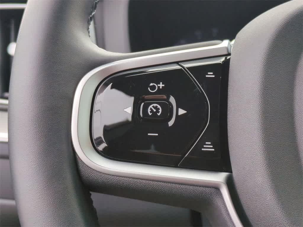 Thumbnail: 2025 Volvo XC60 - 16