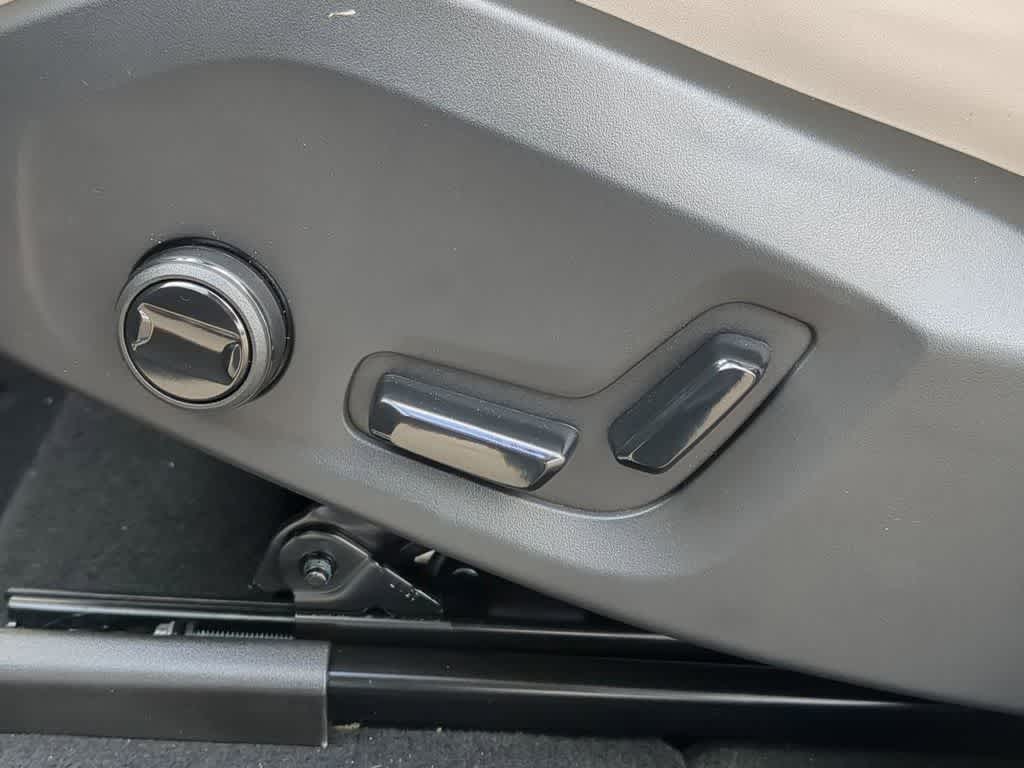 Thumbnail: 2026 Volvo XC60 - 16