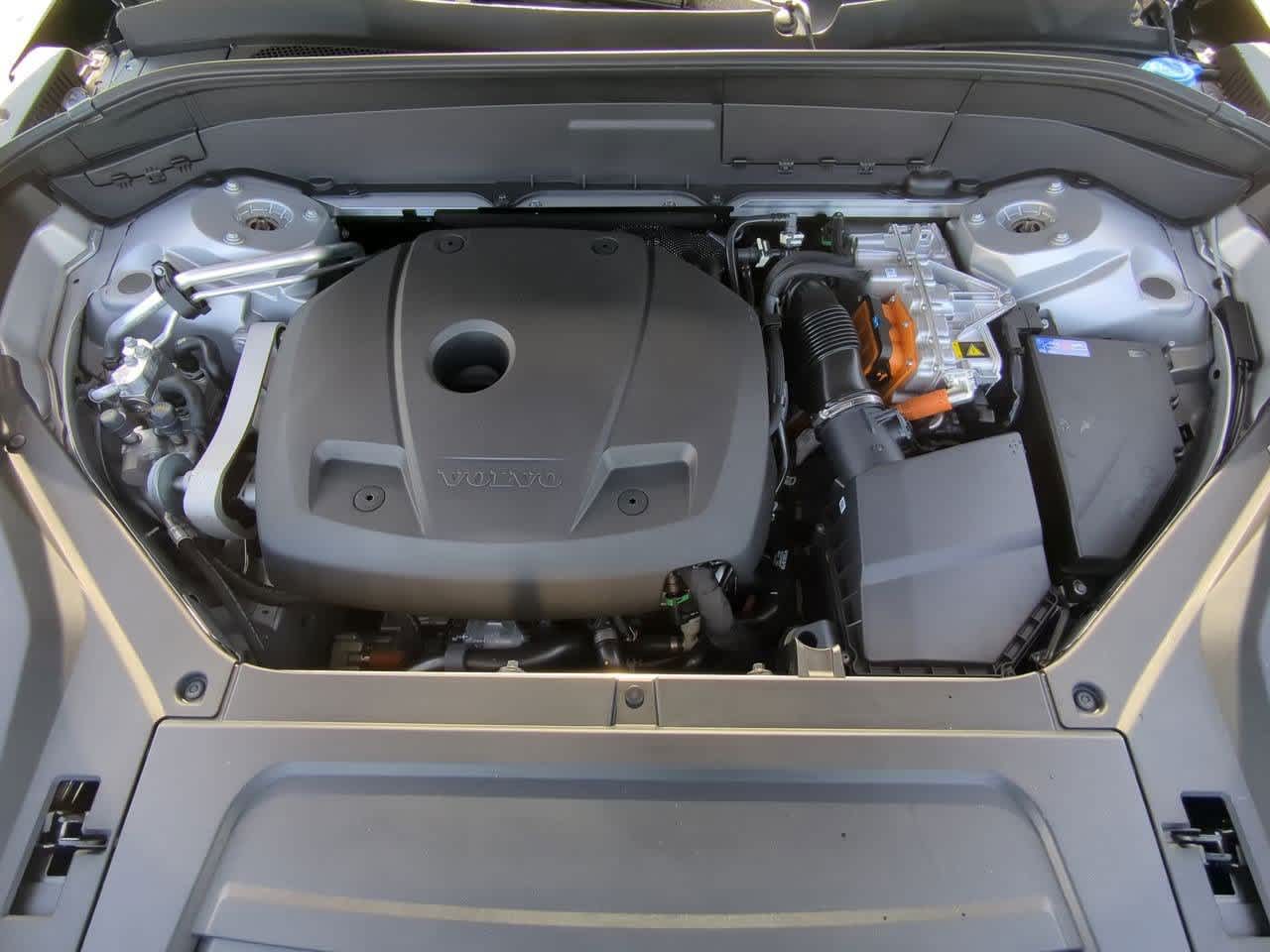 2025 Volvo XC90 T8 Plus 14