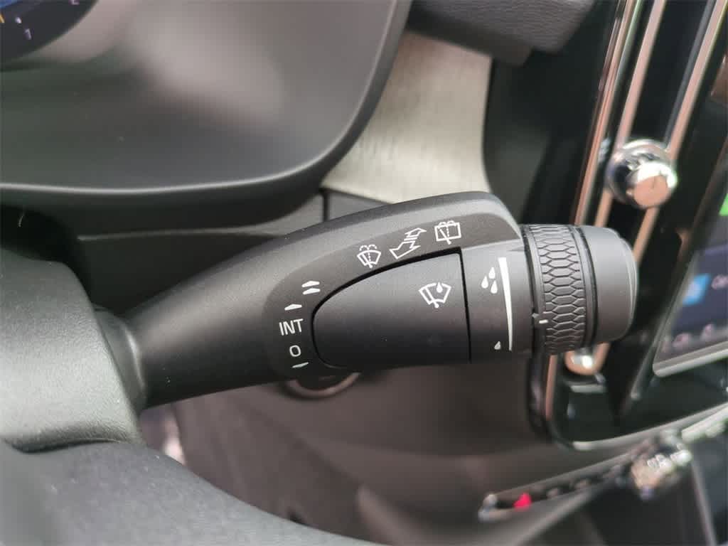 Thumbnail: 2023 Volvo XC40 - 18