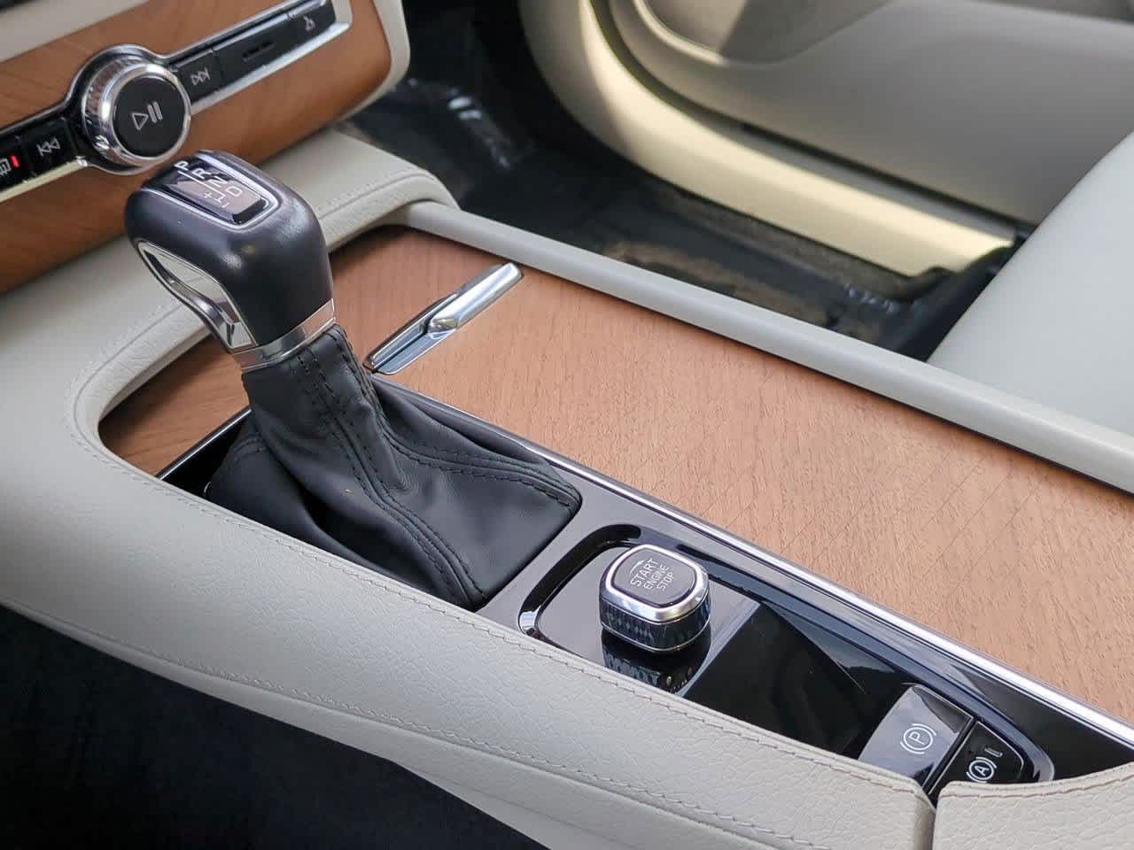 2022 Volvo XC90 T6 Momentum 31
