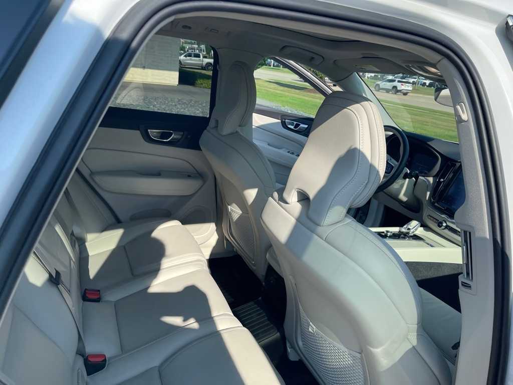 Thumbnail: 2022 Volvo XC60 - 12