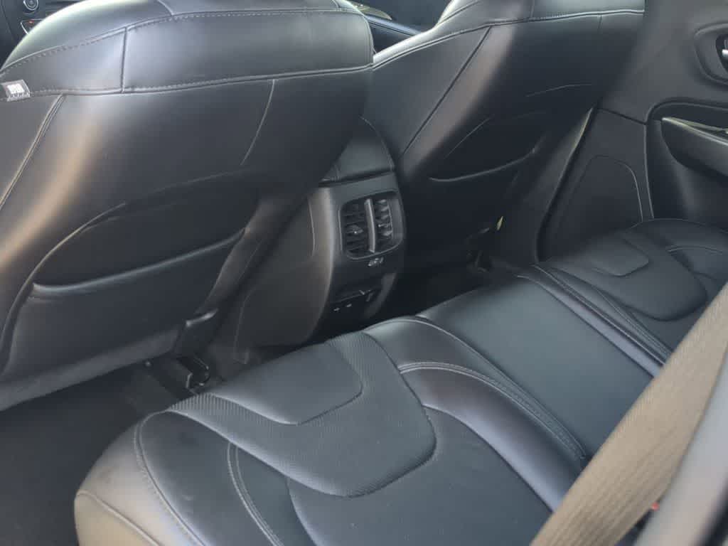 Thumbnail: 2019 Jeep Cherokee - 17