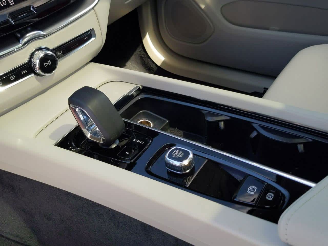 Thumbnail: 2025 Volvo XC60 - 25