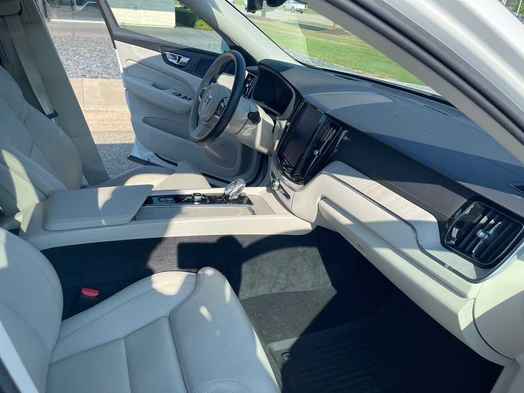Thumbnail: 2022 Volvo XC60 - 11