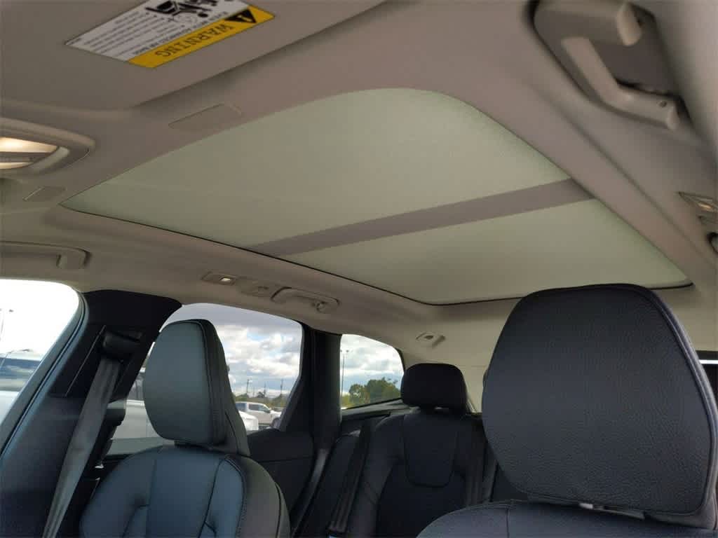 Thumbnail: 2025 Volvo XC60 - 16