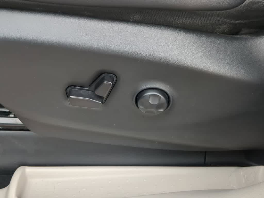 Thumbnail: 2024 Chrysler Pacifica - 16