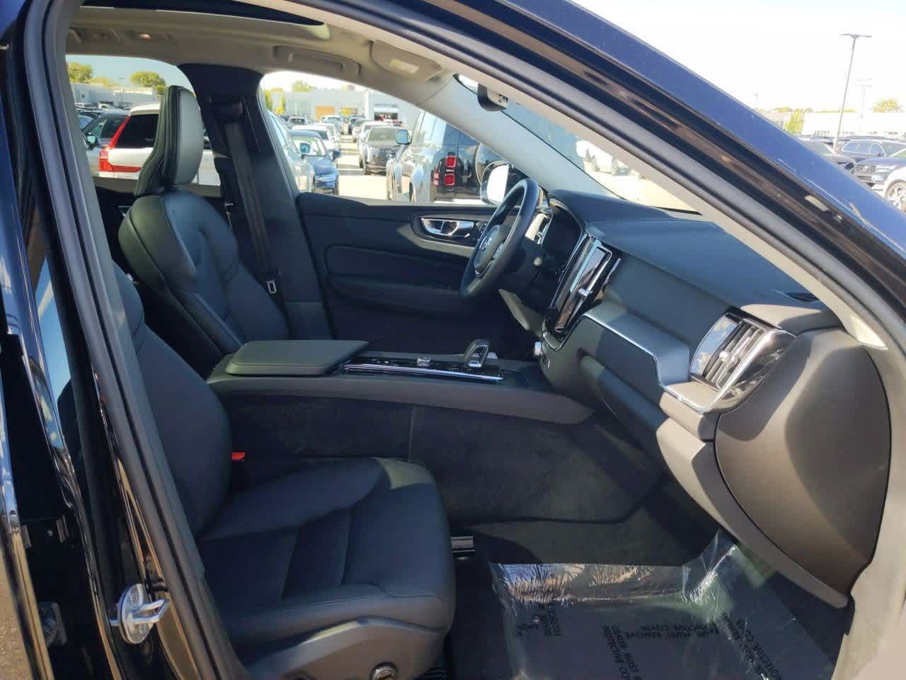 Thumbnail: 2025 Volvo XC60 - 19