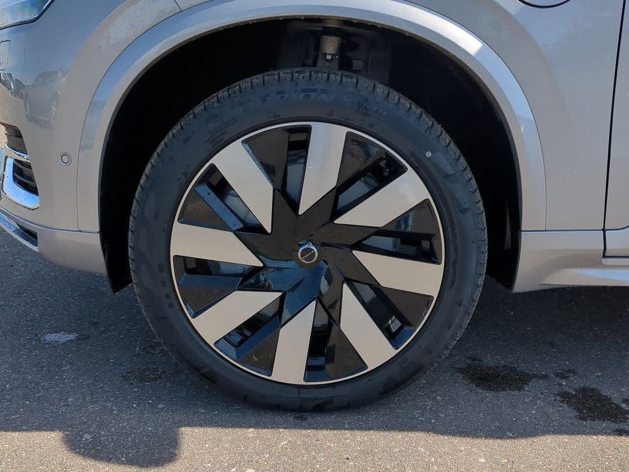 2025 Volvo XC90 T8 Plus 13