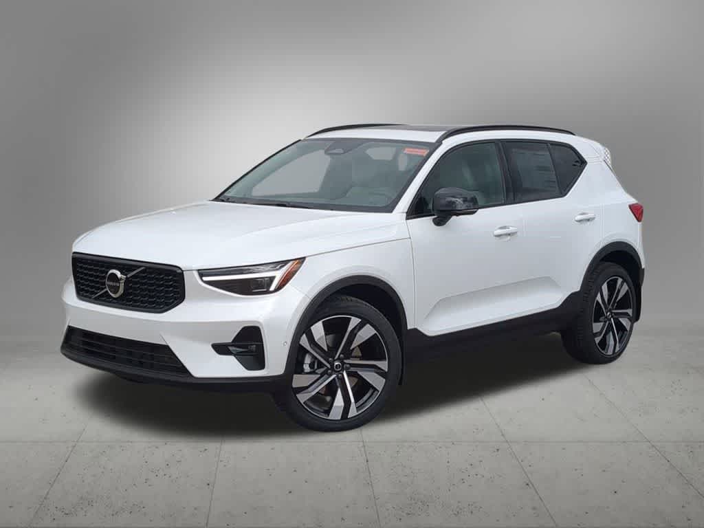 2026 Volvo XC40 B5 Plus Dark AWD's photo