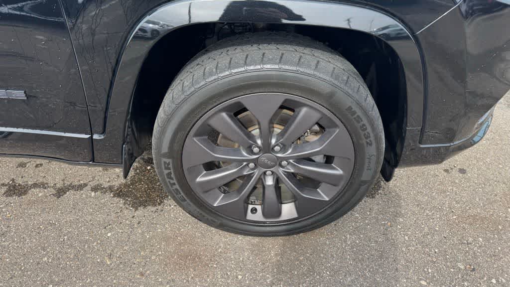 Thumbnail: 2019 Jeep Cherokee - 8