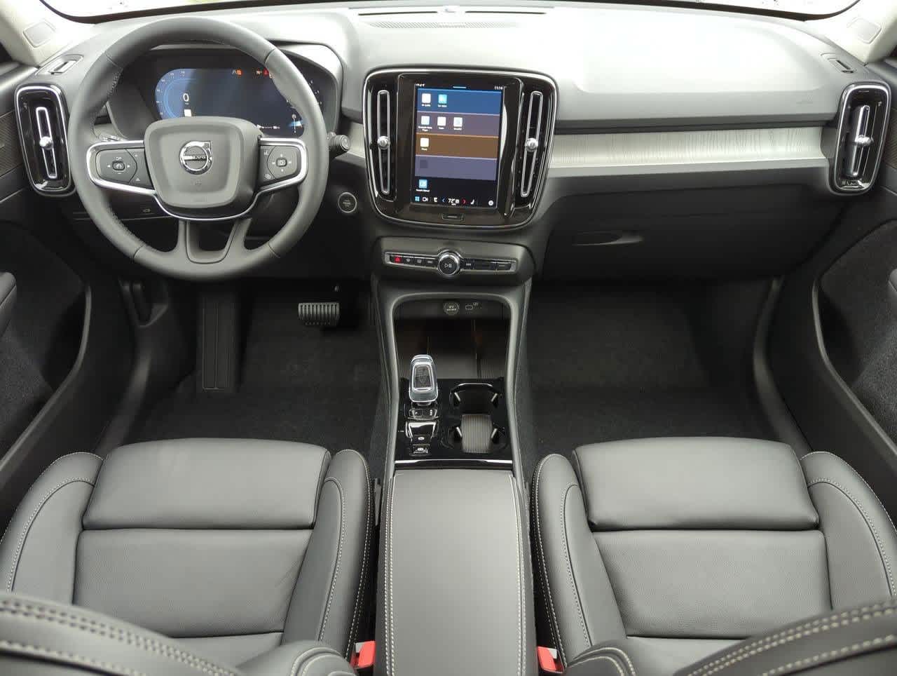 Thumbnail: 2025 Volvo XC40 - 14