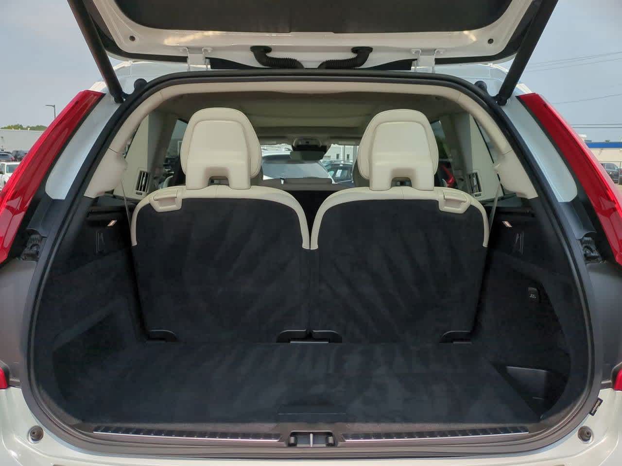 2022 Volvo XC90 T6 Momentum 33
