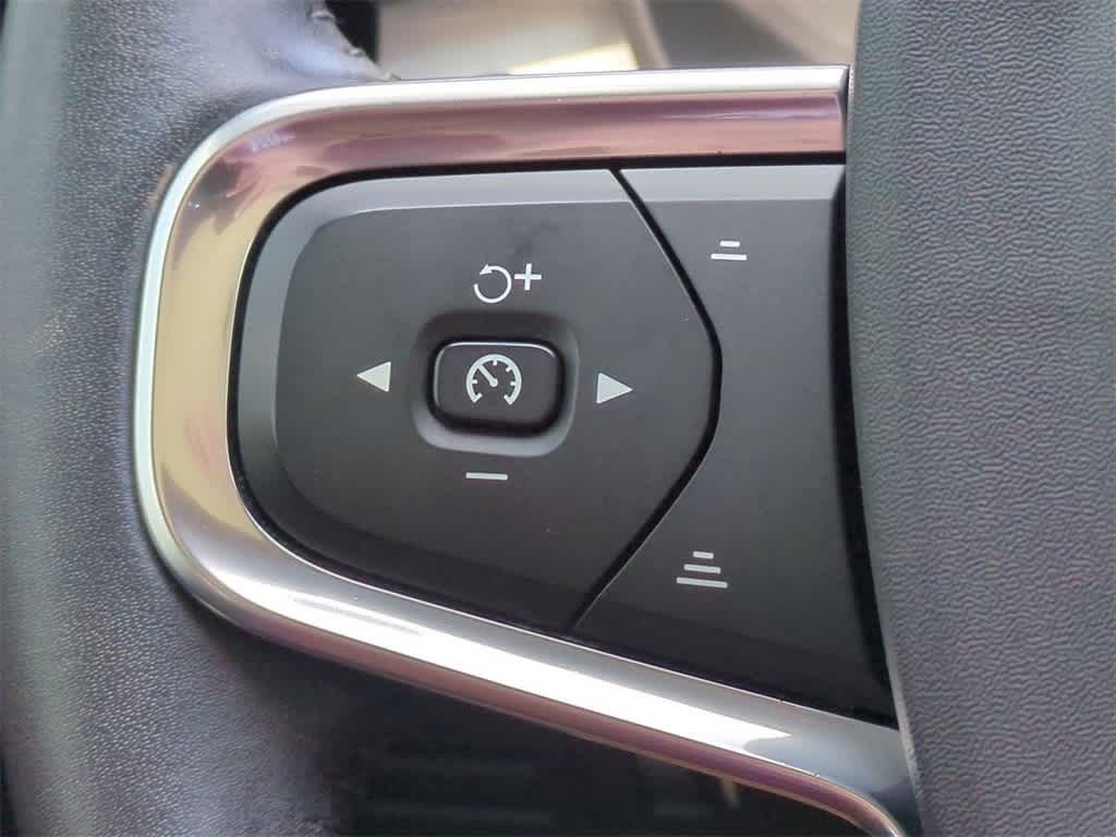Thumbnail: 2021 Volvo XC40 - 23
