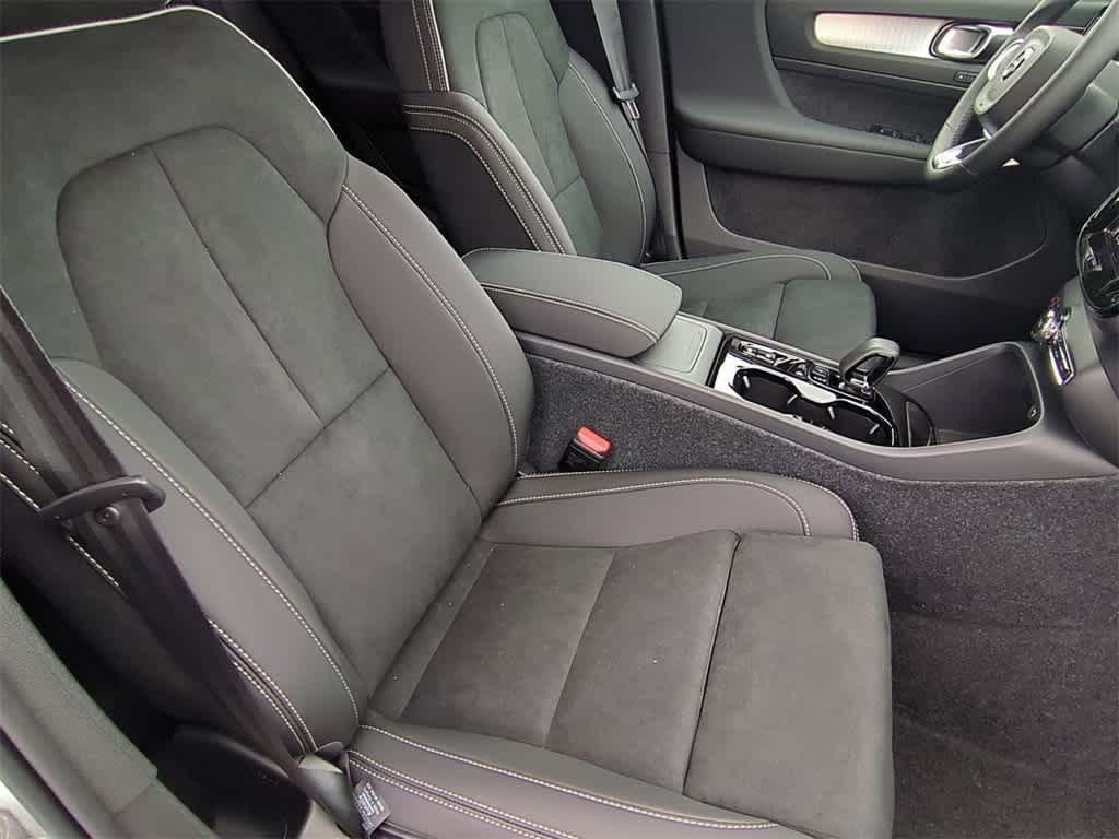 Thumbnail: 2026 Volvo XC40 - 22