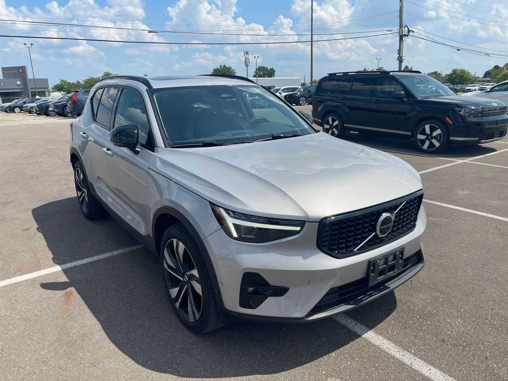 Thumbnail: 2023 Volvo XC40 - 7