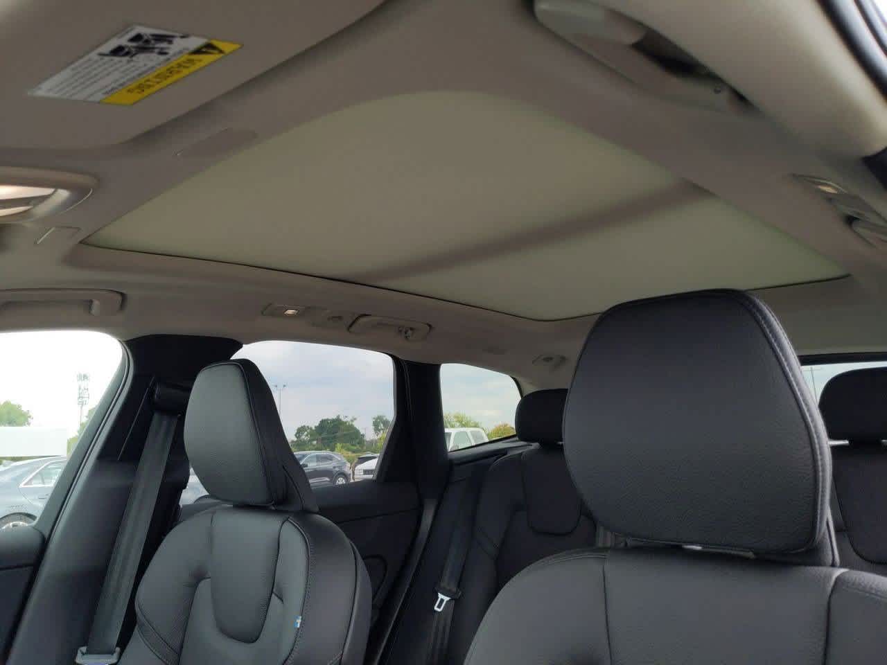 Thumbnail: 2025 Volvo XC60 - 16