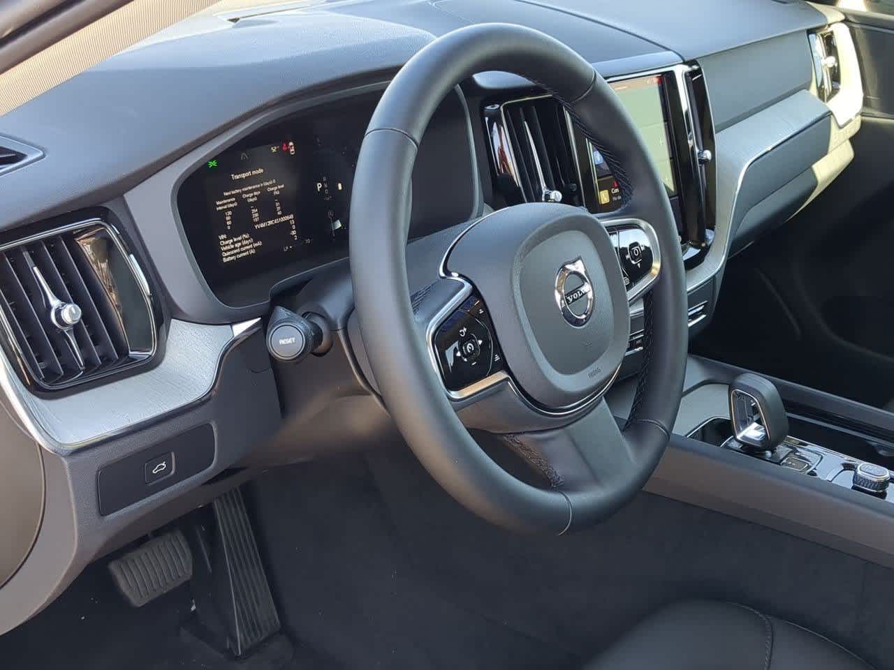 2025 Volvo XC60 Plus B5 photo 2