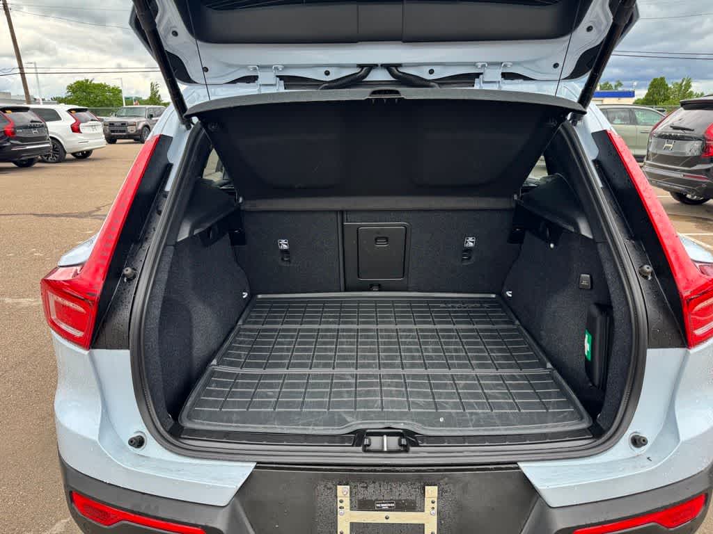 Thumbnail: 2026 Volvo XC40 - 9