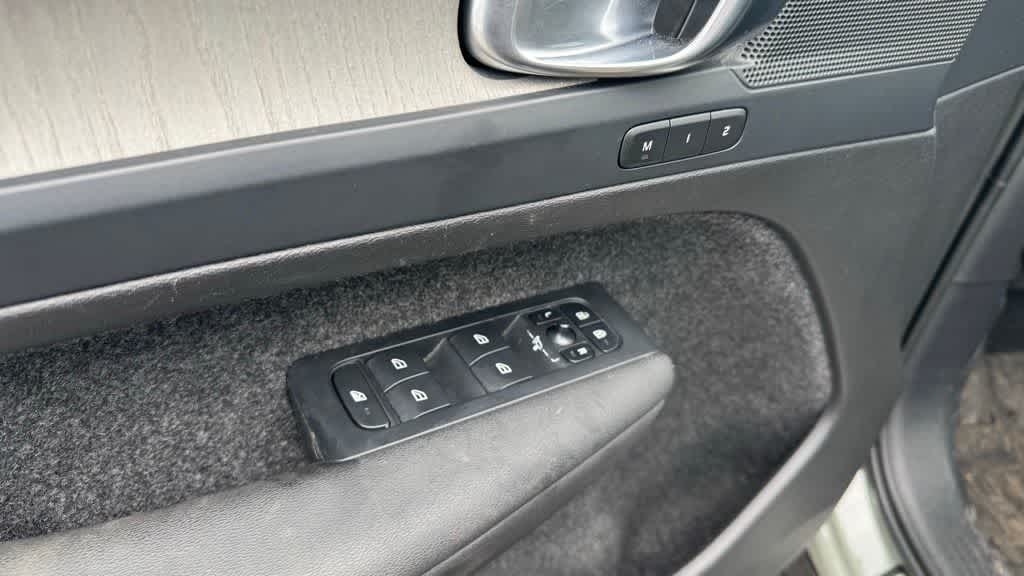 Thumbnail: 2023 Volvo XC40 - 19