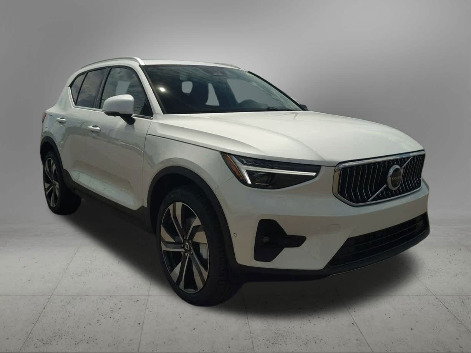 Thumbnail: 2025 Volvo XC40 - 8