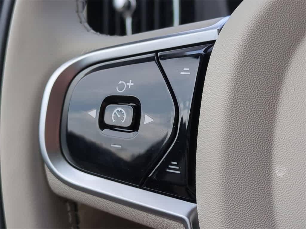 Thumbnail: 2025 Volvo XC60 - 24