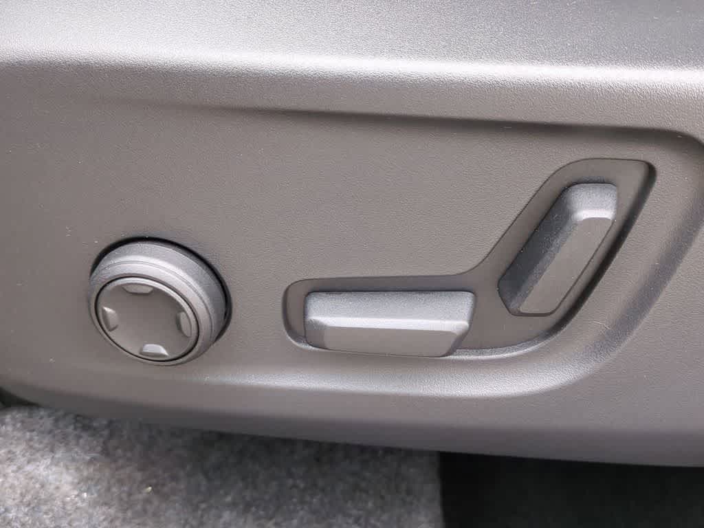 Thumbnail: 2026 Volvo XC40 - 16