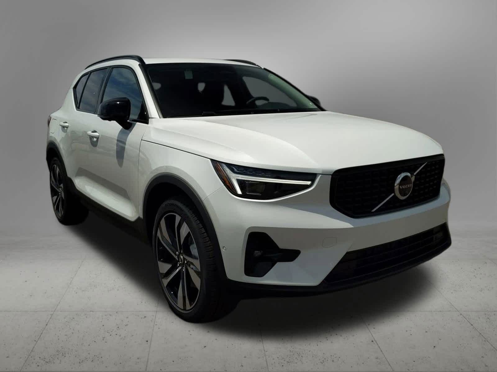 2025 Volvo XC40 B5 Plus 8